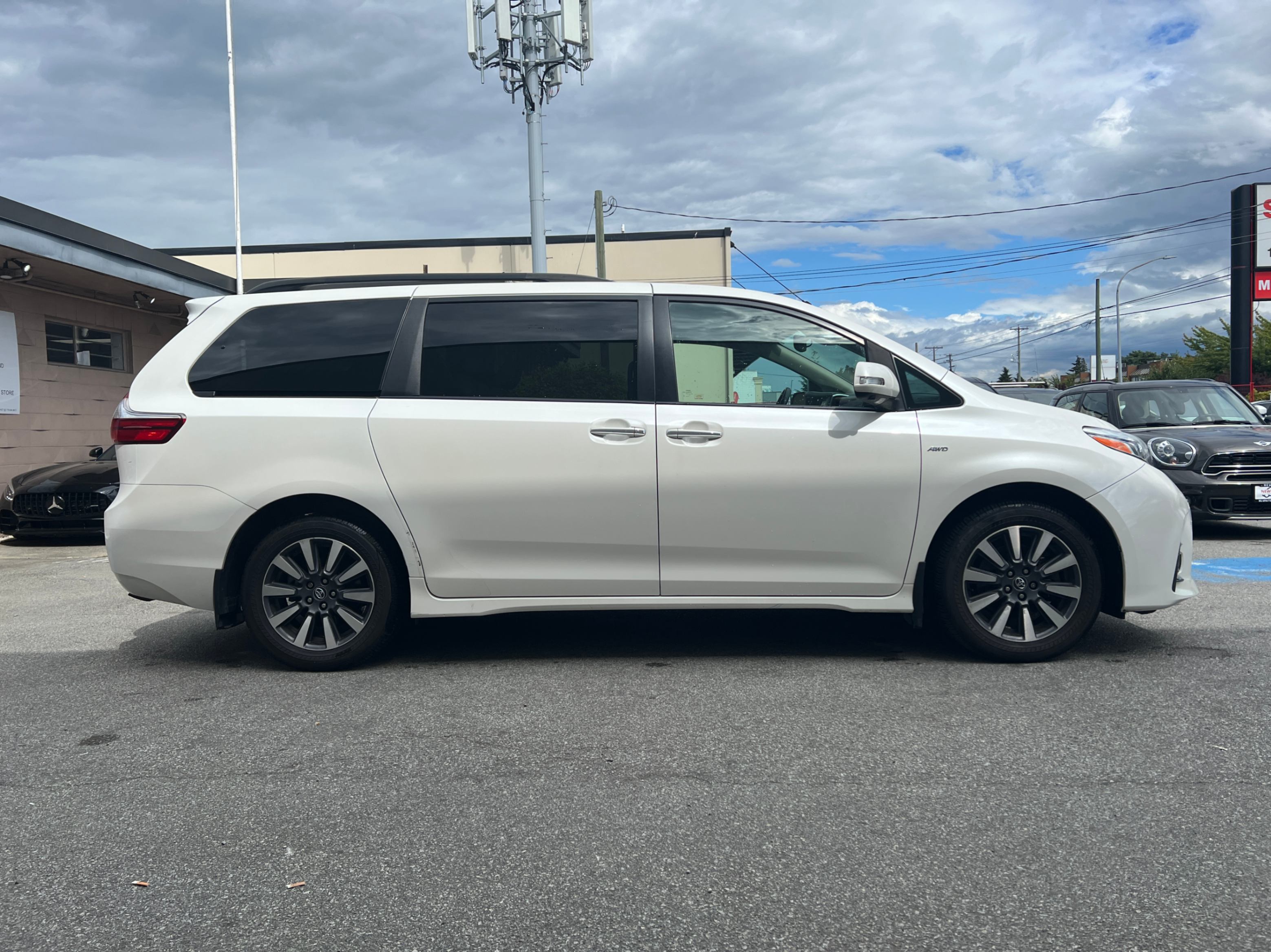 2018 Toyota Sienna LIMITED 7-Passenger AWD. FULLY LOADED. BC LOCAL VEHICLE., Vancouver, Cash