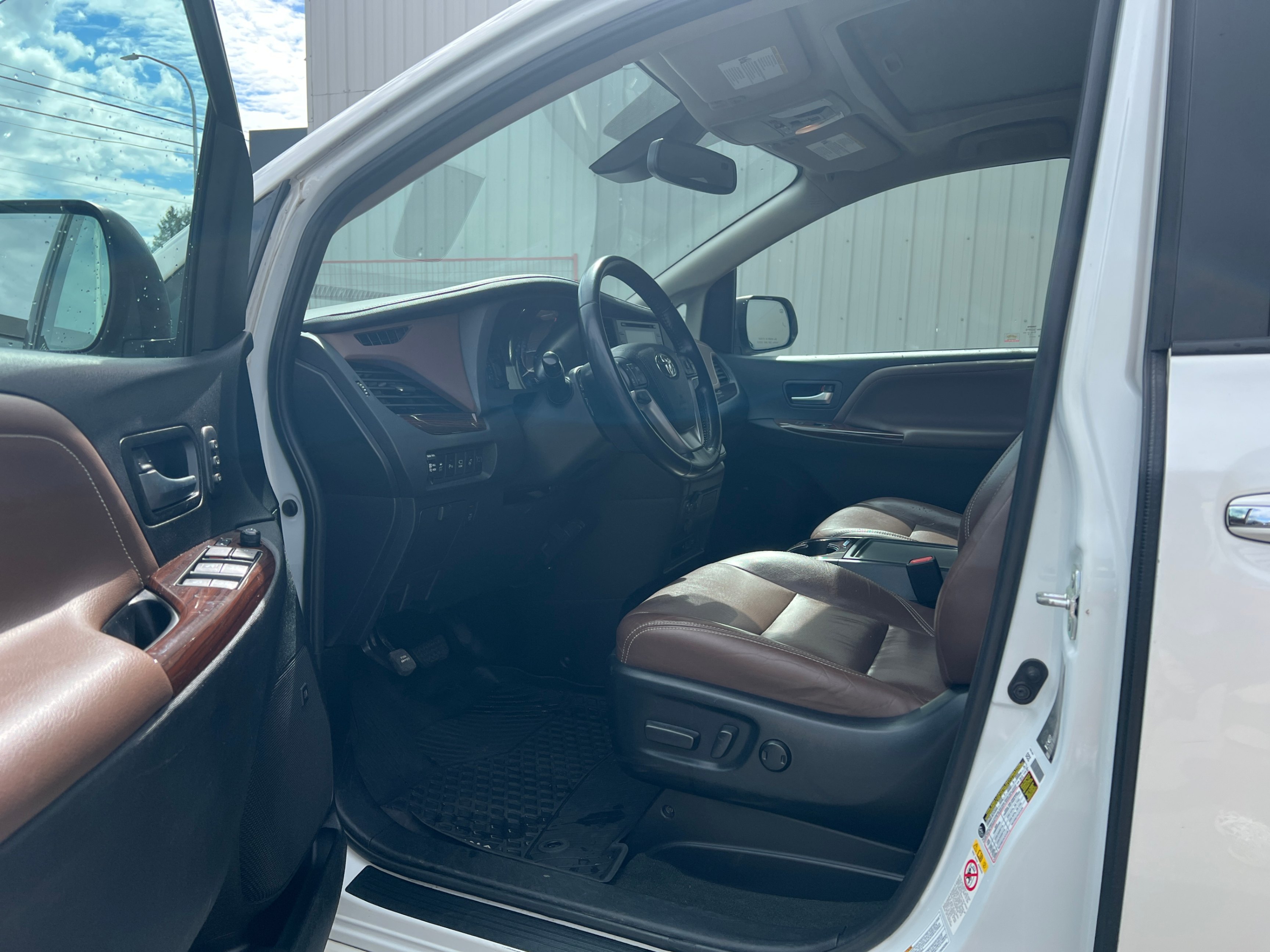 2018 Toyota Sienna LIMITED 7-Passenger AWD. FULLY LOADED. BC LOCAL VEHICLE., Vancouver, Cash