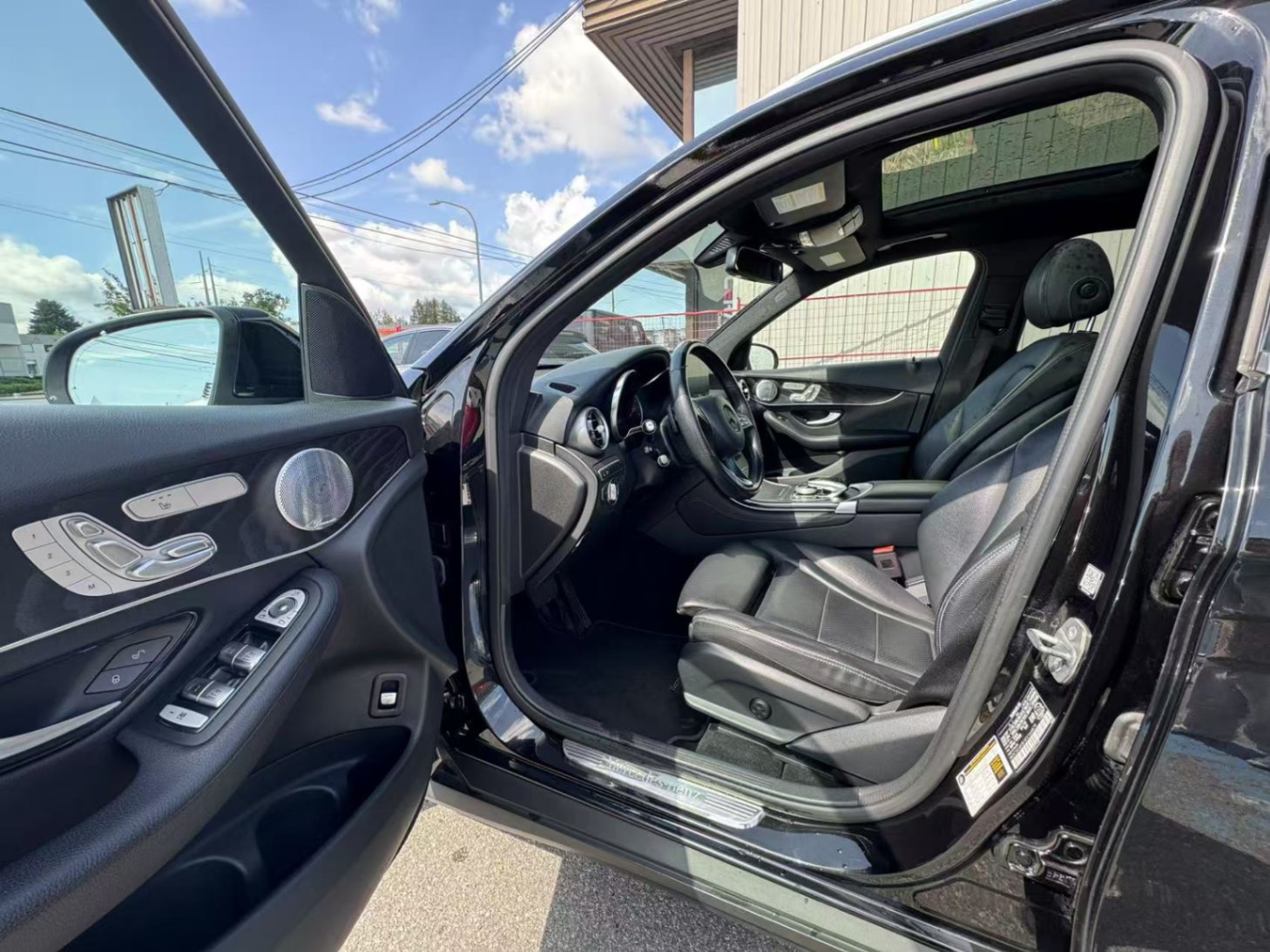 2019 Mercedes-Benz GLC-class GLC 300 4MATIC SUV. AMG PACKAGE. FULL SERVICE RECORD., Vancouver, Cash