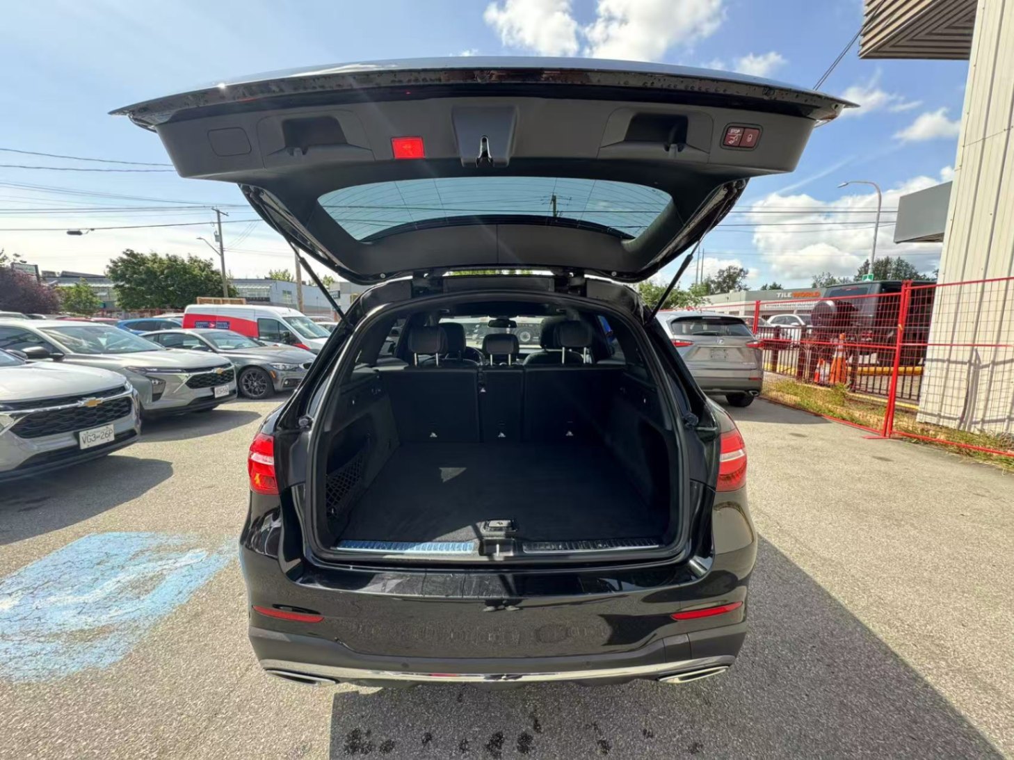 2019 Mercedes-Benz GLC-class GLC 300 4MATIC SUV. AMG PACKAGE. FULL SERVICE RECORD., Vancouver, Cash