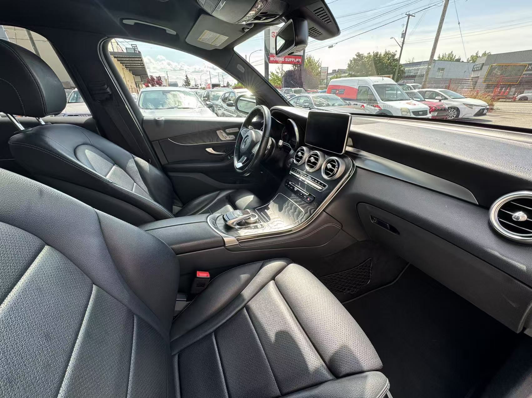 2019 Mercedes-Benz GLC-class GLC 300 4MATIC SUV. AMG PACKAGE. FULL SERVICE RECORD., Vancouver, Cash