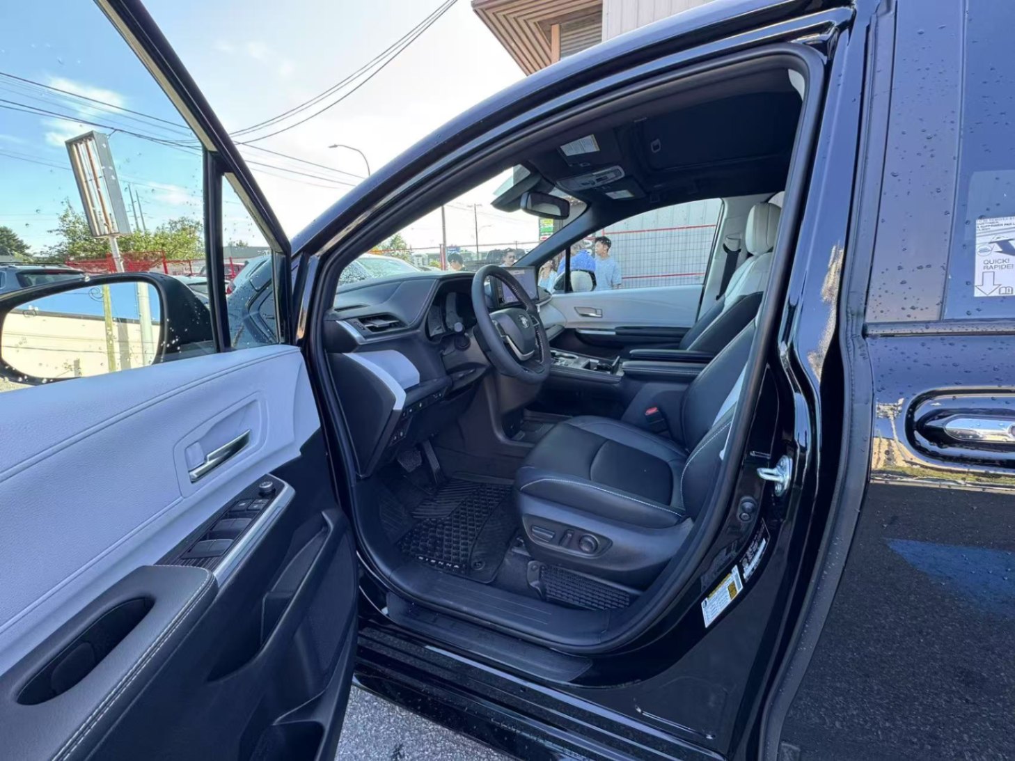 2025 Toyota Sienna XSE HYBRID AWD. 50 KM ONLY!, Vancouver, Cash