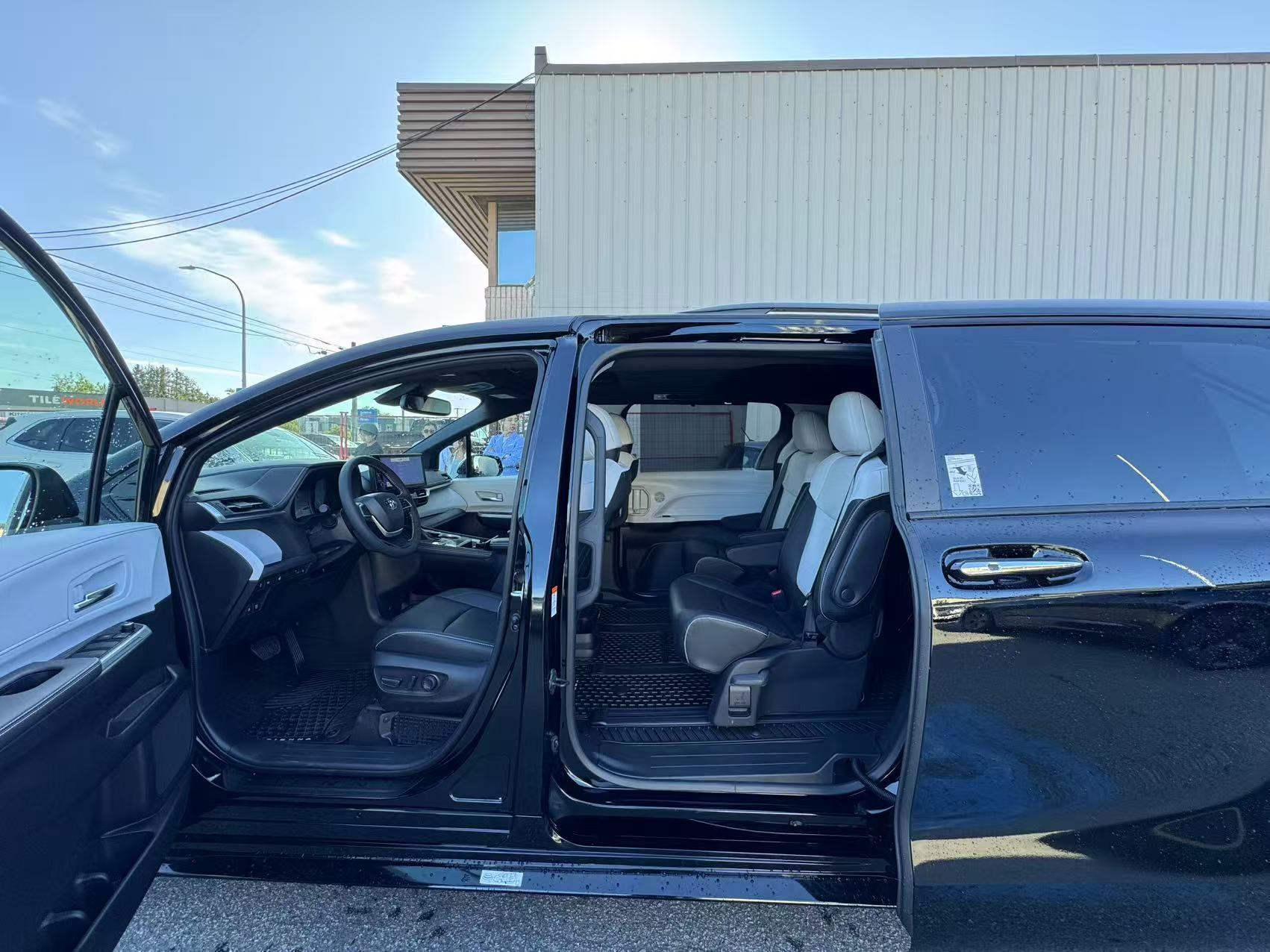 2025 Toyota Sienna XSE HYBRID AWD. 50 KM ONLY!, Vancouver, Cash