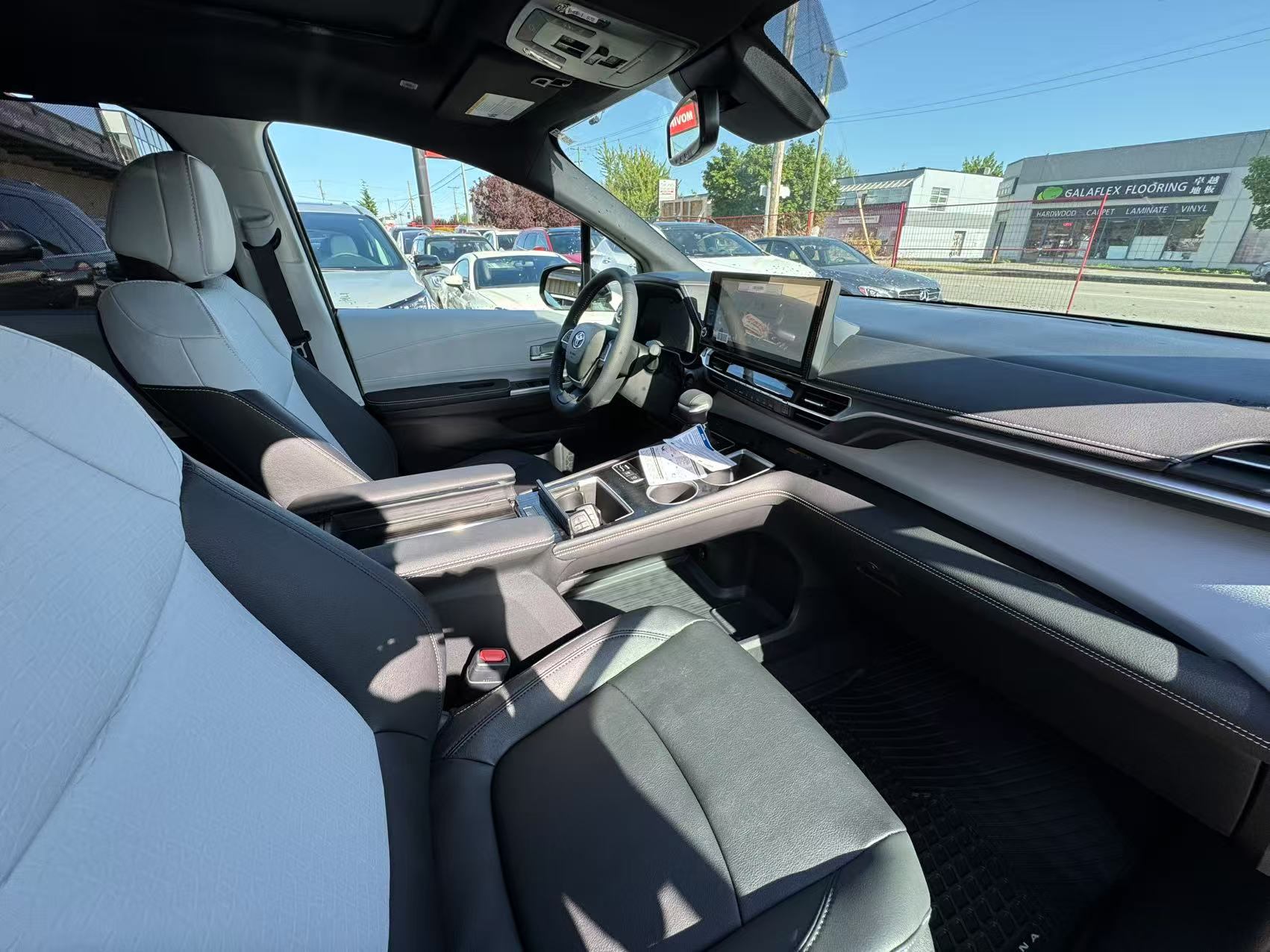 2025 Toyota Sienna XSE HYBRID AWD. 50 KM ONLY!, Vancouver, Cash