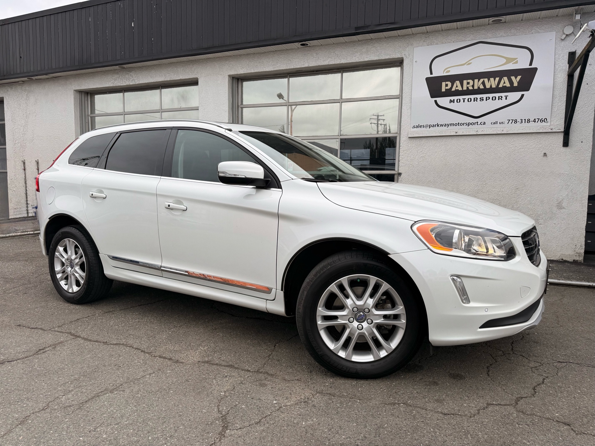 White 2016 Volvo XC60 SUV / Crossover Front-Wheel Drive Automatic