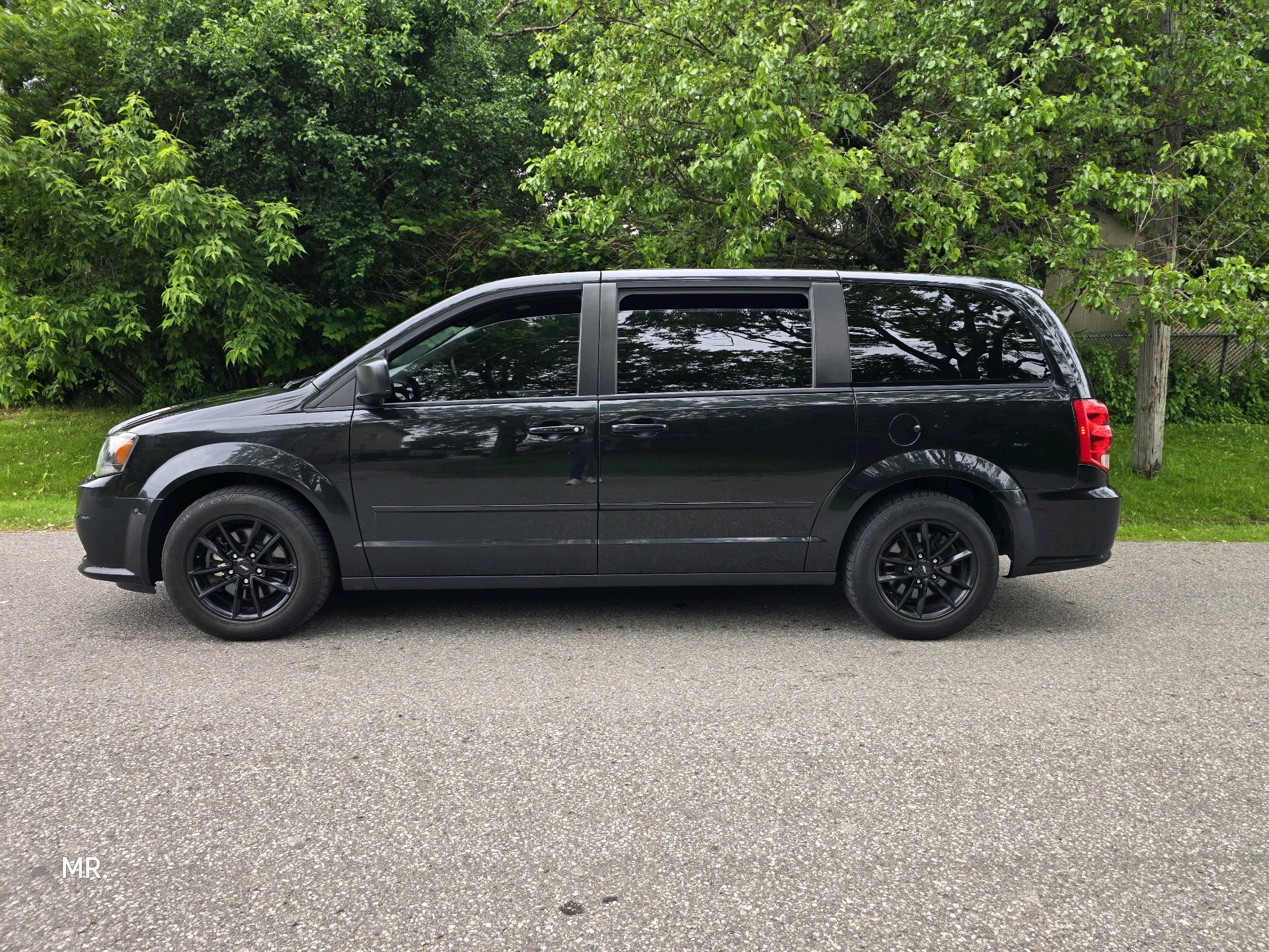 Black 2016 Dodge Grand Caravan SXT FWD Minivan Front-Wheel Drive Automatic
