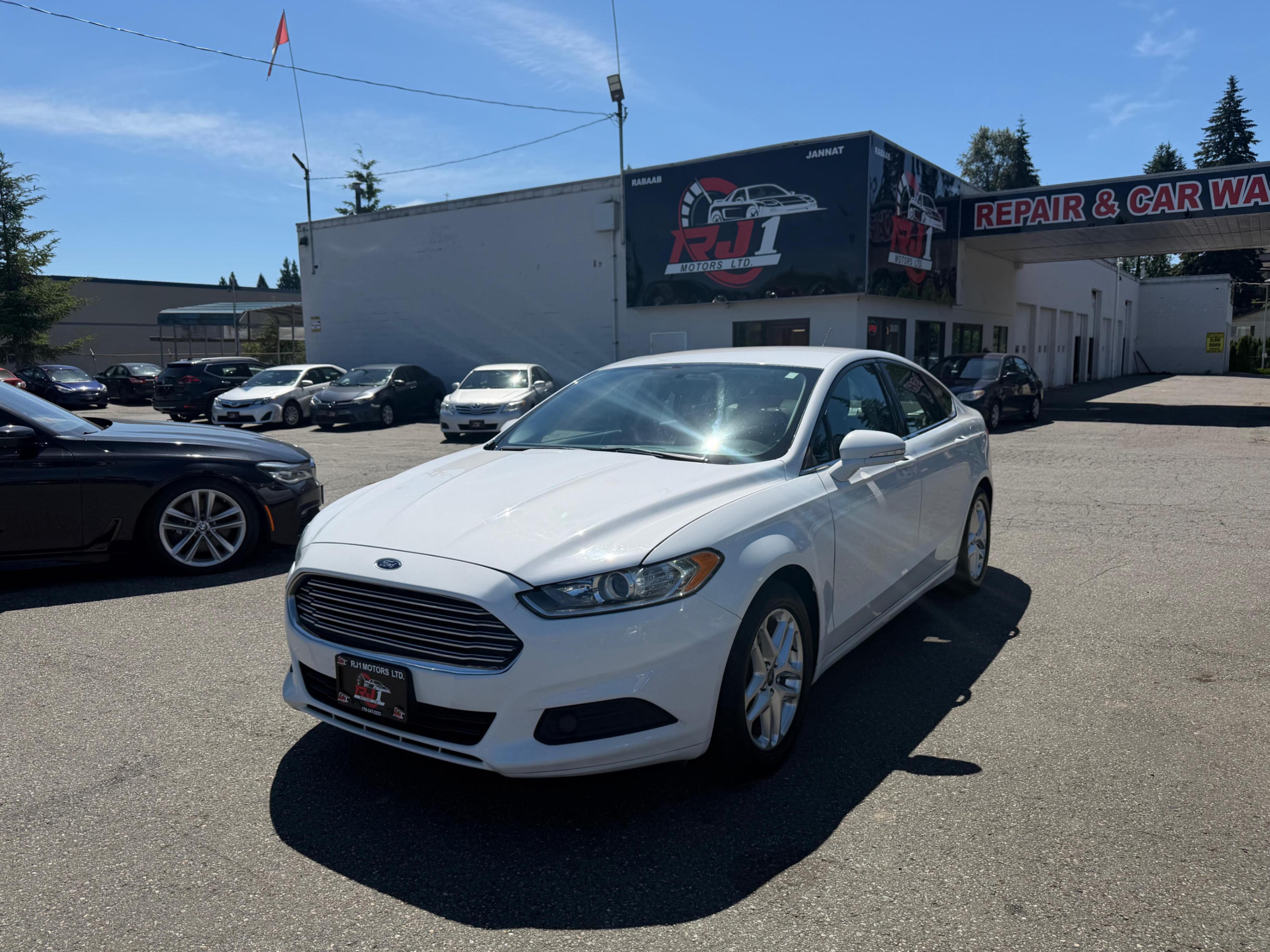 White 2013 Ford Fusion SE Sedan Front-Wheel Drive Automatic