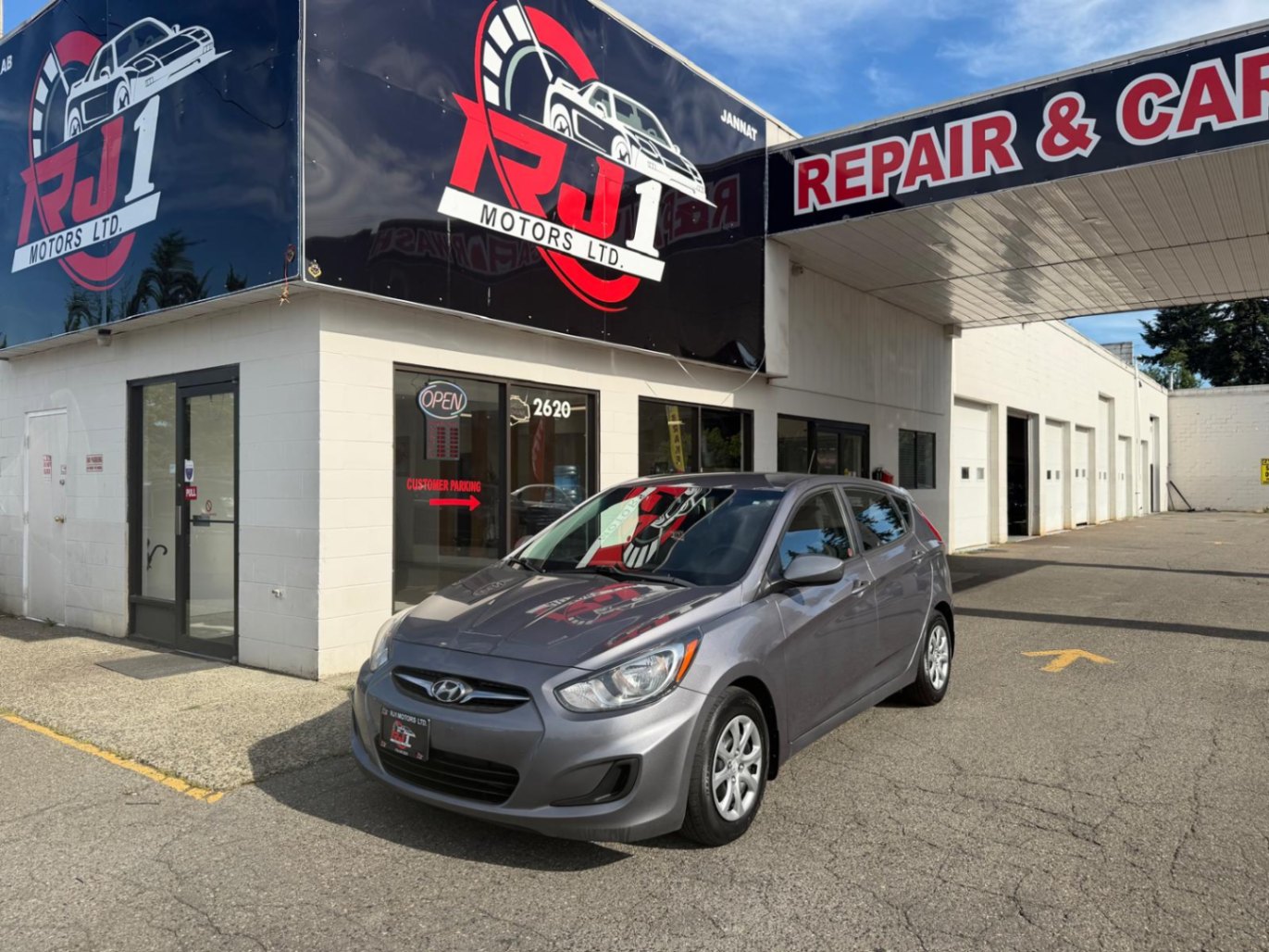 Gray 2013 Hyundai Accent GL 4-Door Hatchback FWD Hatchback Automatic