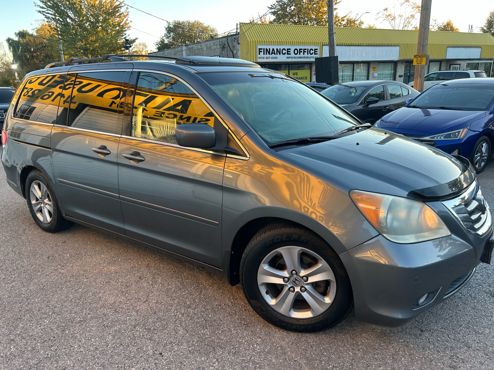 2010 Honda Odyssey Touring/NAVI/CAMERA/LEATHER/ROOF/DVD/POWER DOORS AND SEATS/ HEATED SEATS/LOADED/CLEAN CAR