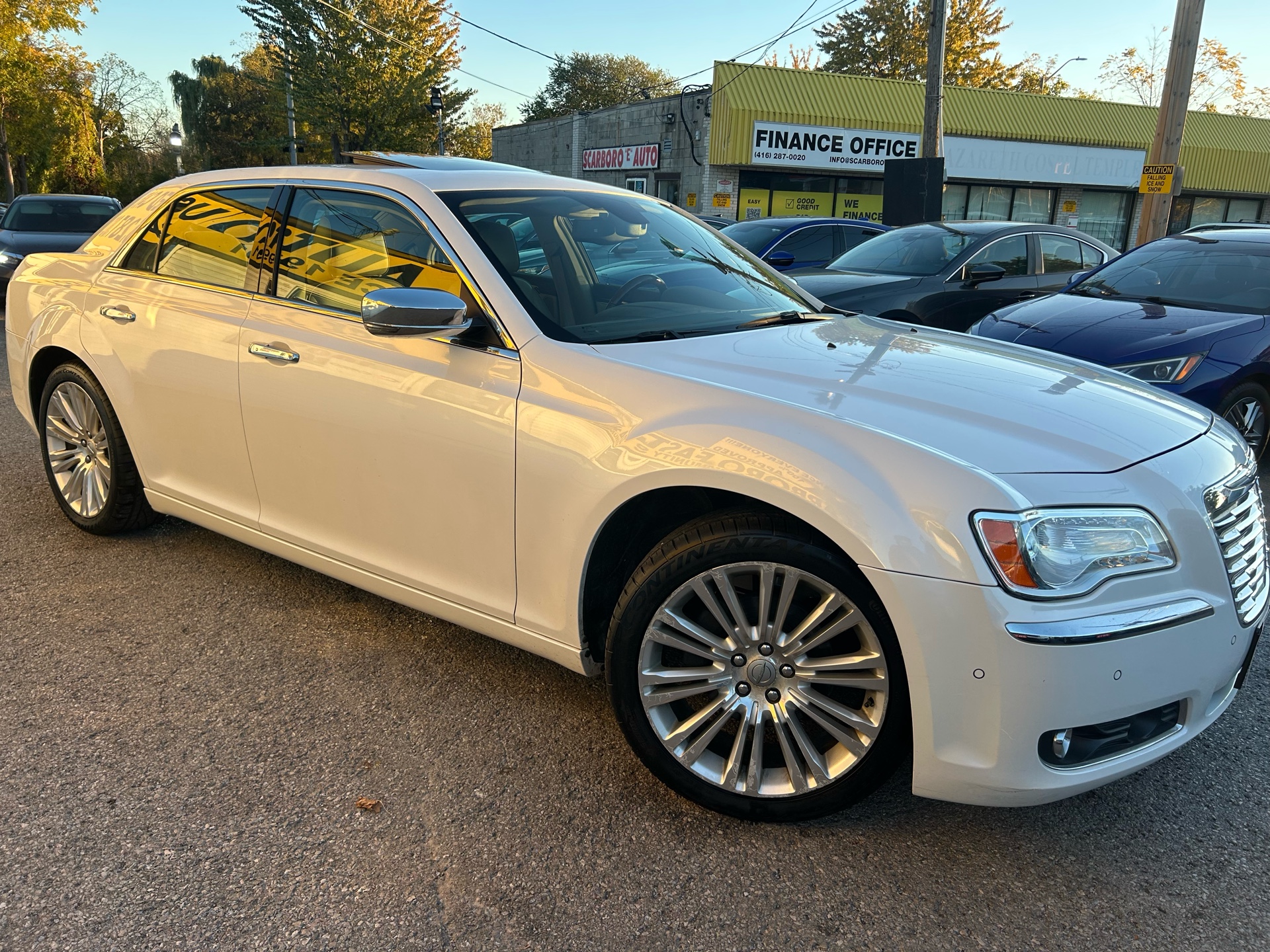 2011 Chrysler 300 Limited/NAVI/CAMERA/LEATHER/PANO ROOF/HEATED & POWER SEATS/HEATED STEERING/ALLOYS/CLEAN CARFAX