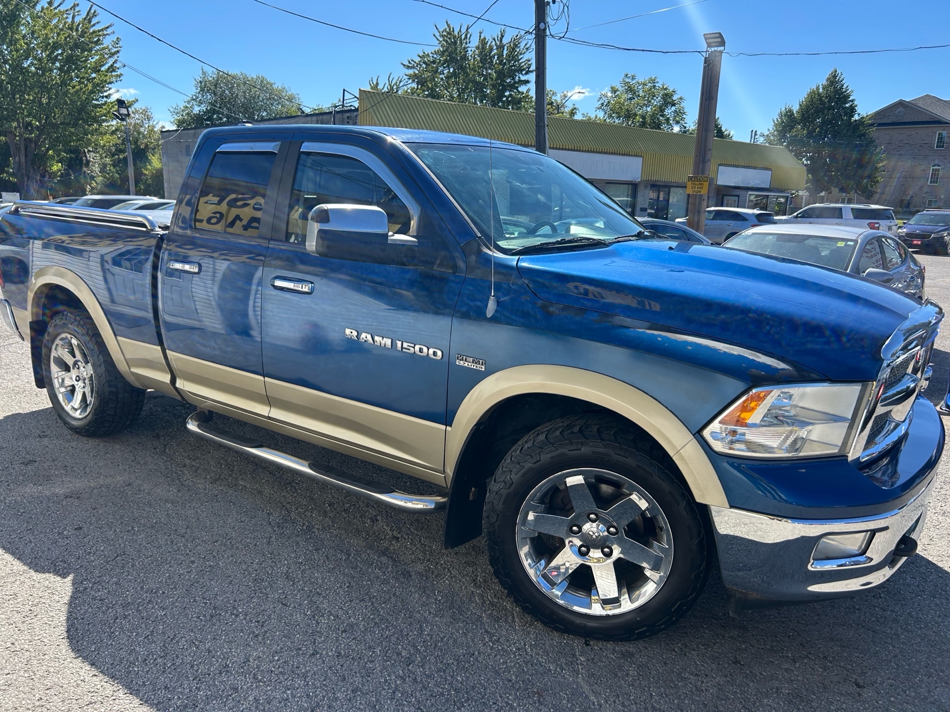 2011 Ram 1500 Quad Cab/Laramie/4WD/NAVI/CAMERA/LEATHER/ROOF/POWER & HEATED SEAT/BLUETOOTH/FOG LIGHTS/RUNNING BOARDS/COVER/LOADED/ALLOYS/CLEAN CARFAX