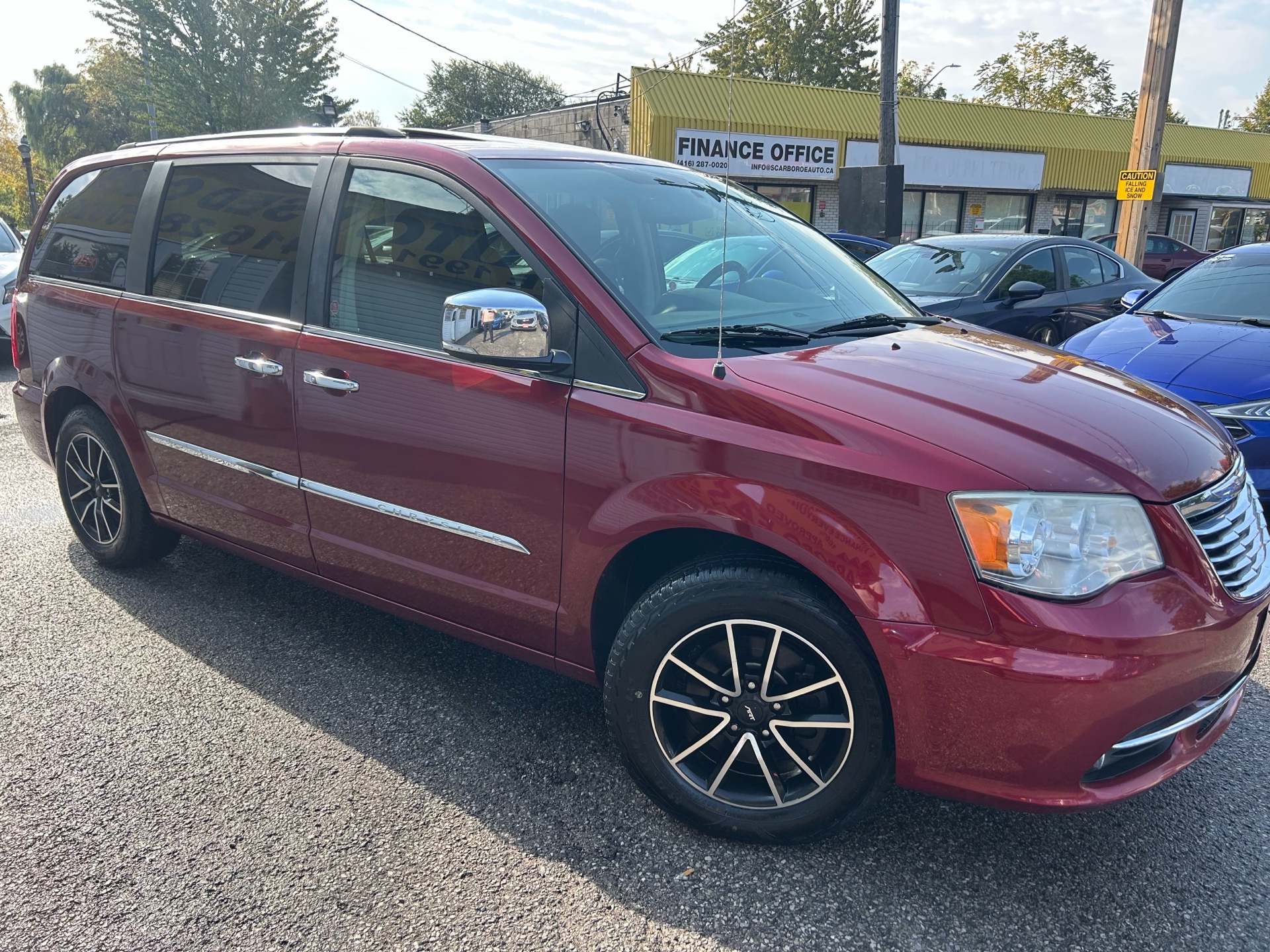 2014 Chrysler Town & Country LIMITED/NAVI/CAMERA/LEATHER/ROOF/DVD/PWR DOORS & SEATS/HEATED SEATS/ALLOYS/CLEAN VEHICLE