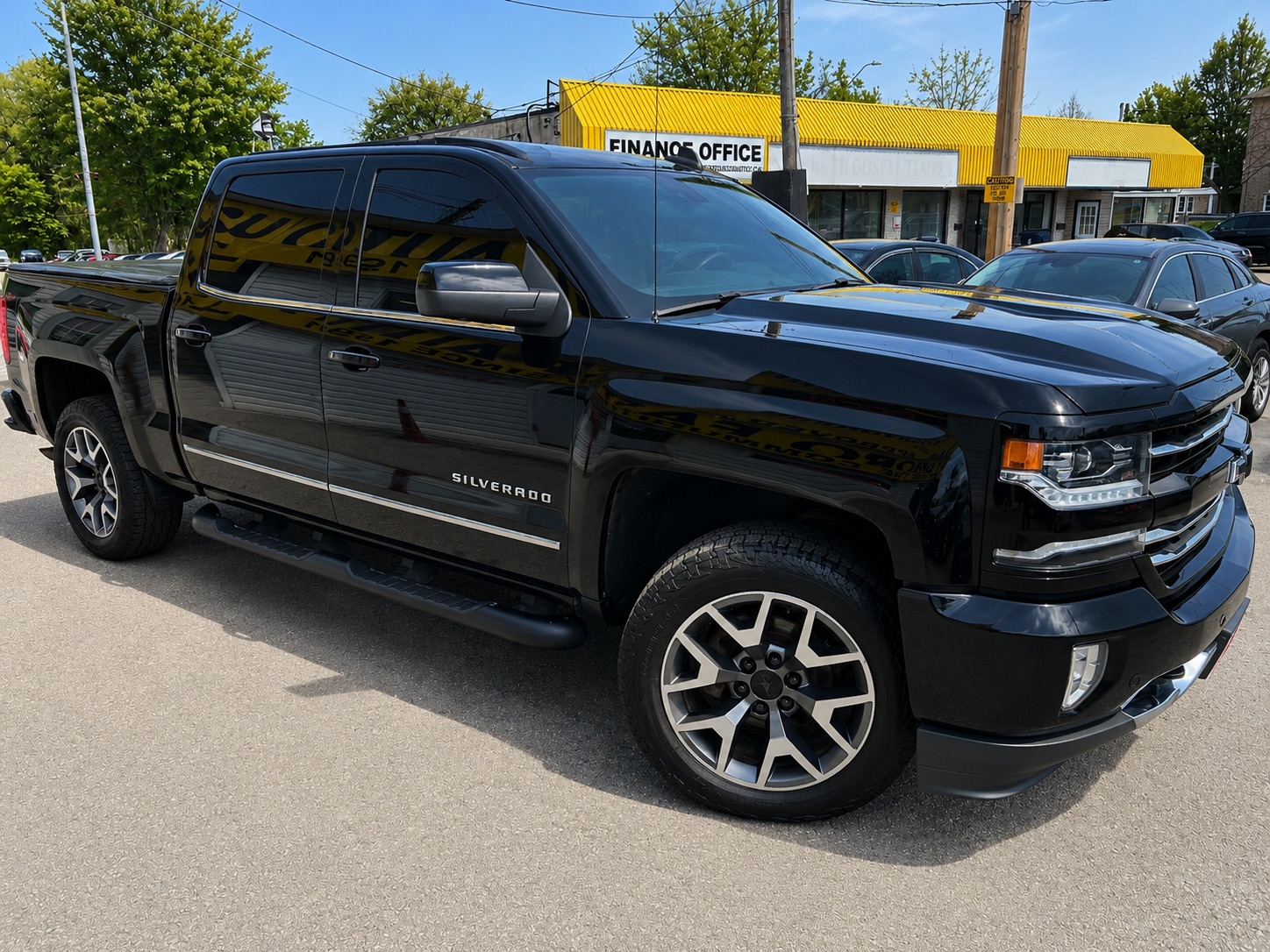 2017 Chevrolet Silverado 1500 LTZ/Z71/4WD/CREW CAB/CAMERA/LEATHER/POWER MOON ROOF/P.SEAT/RUNNING BOARDS/LOADED/ALLOYS/CLEAN CARFAX