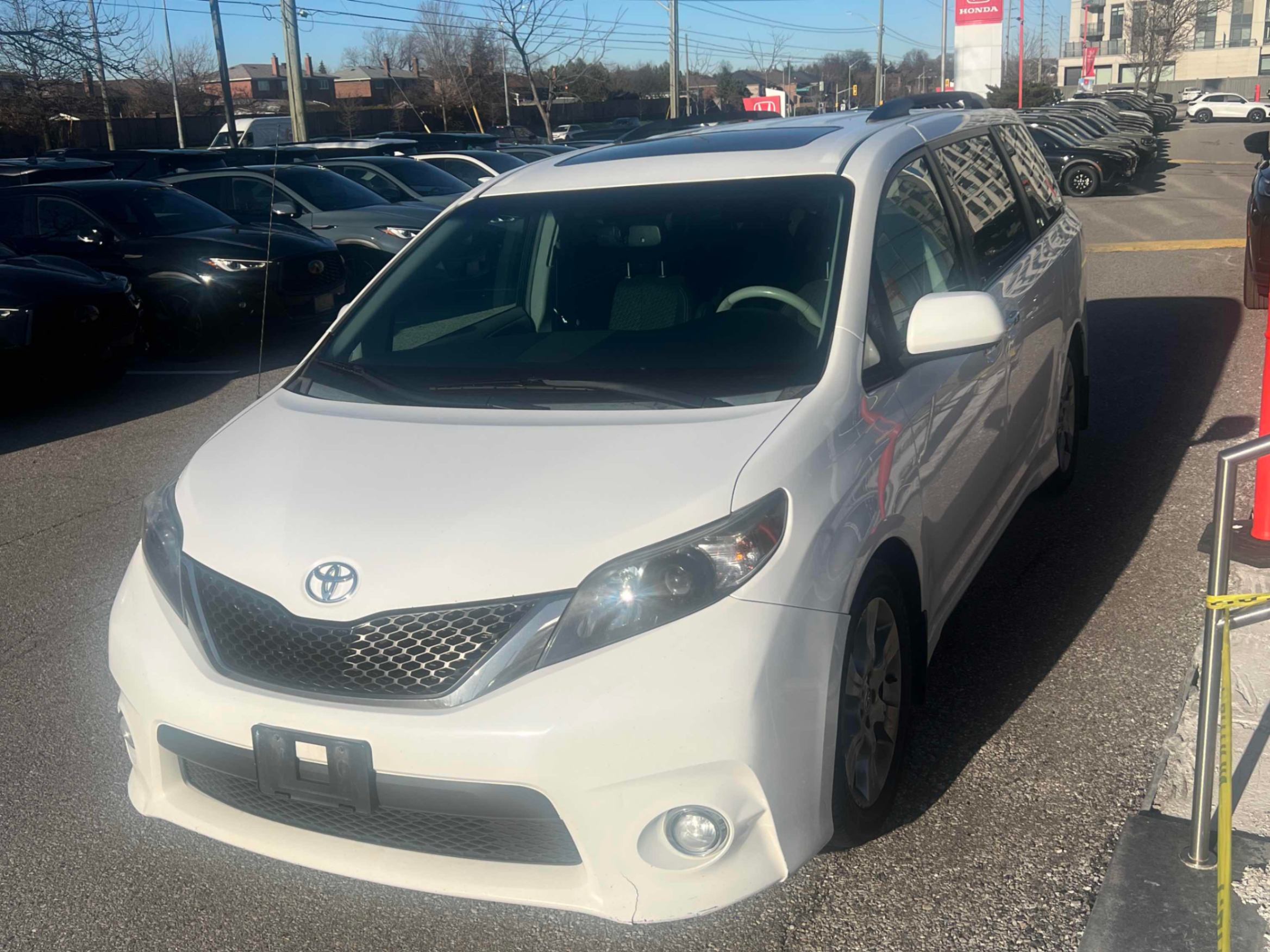 2014 Toyota Sienna SE 8-Passenger