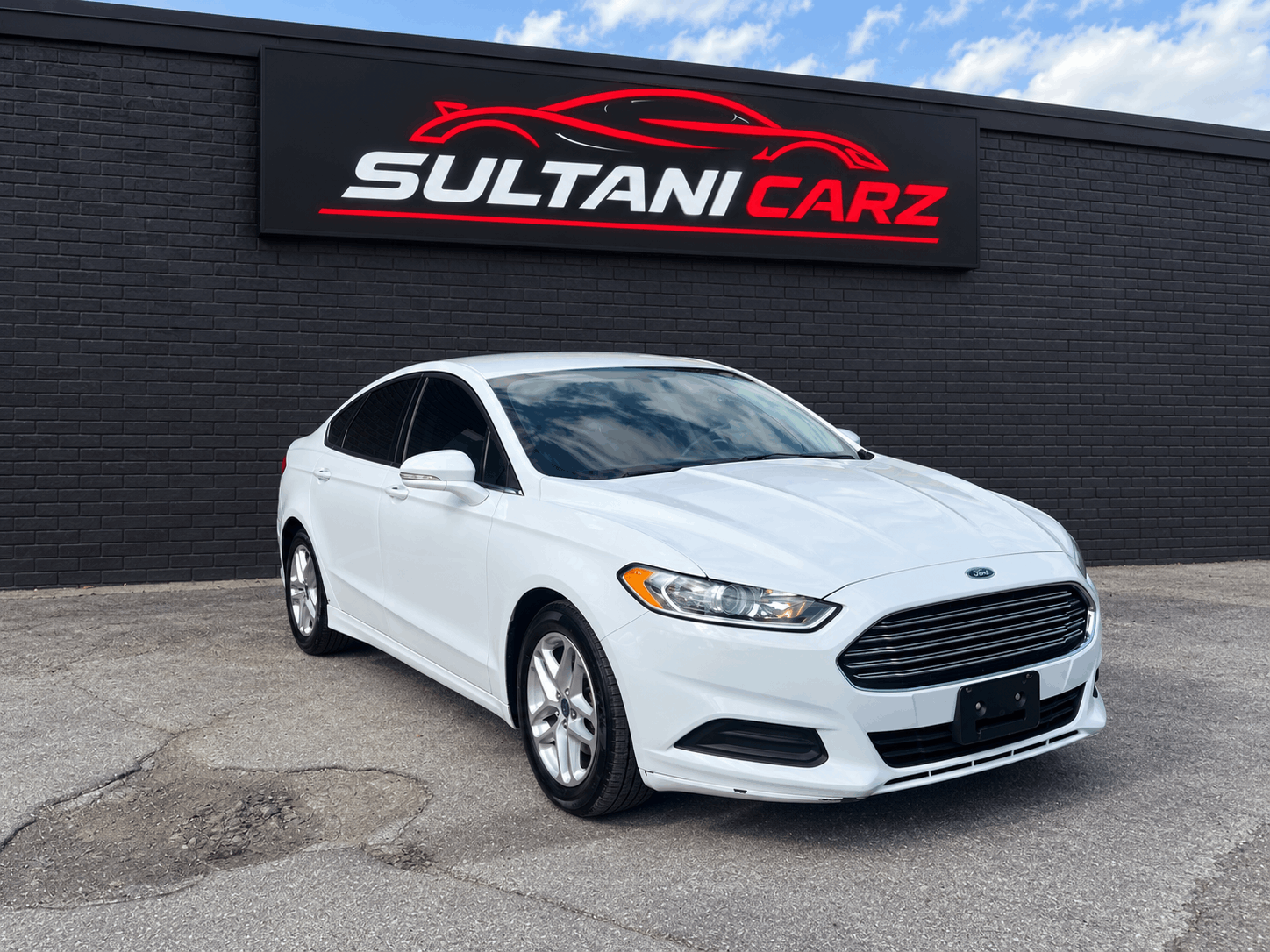 White 2016 Ford Fusion Sedan Front-Wheel Drive Automatic
