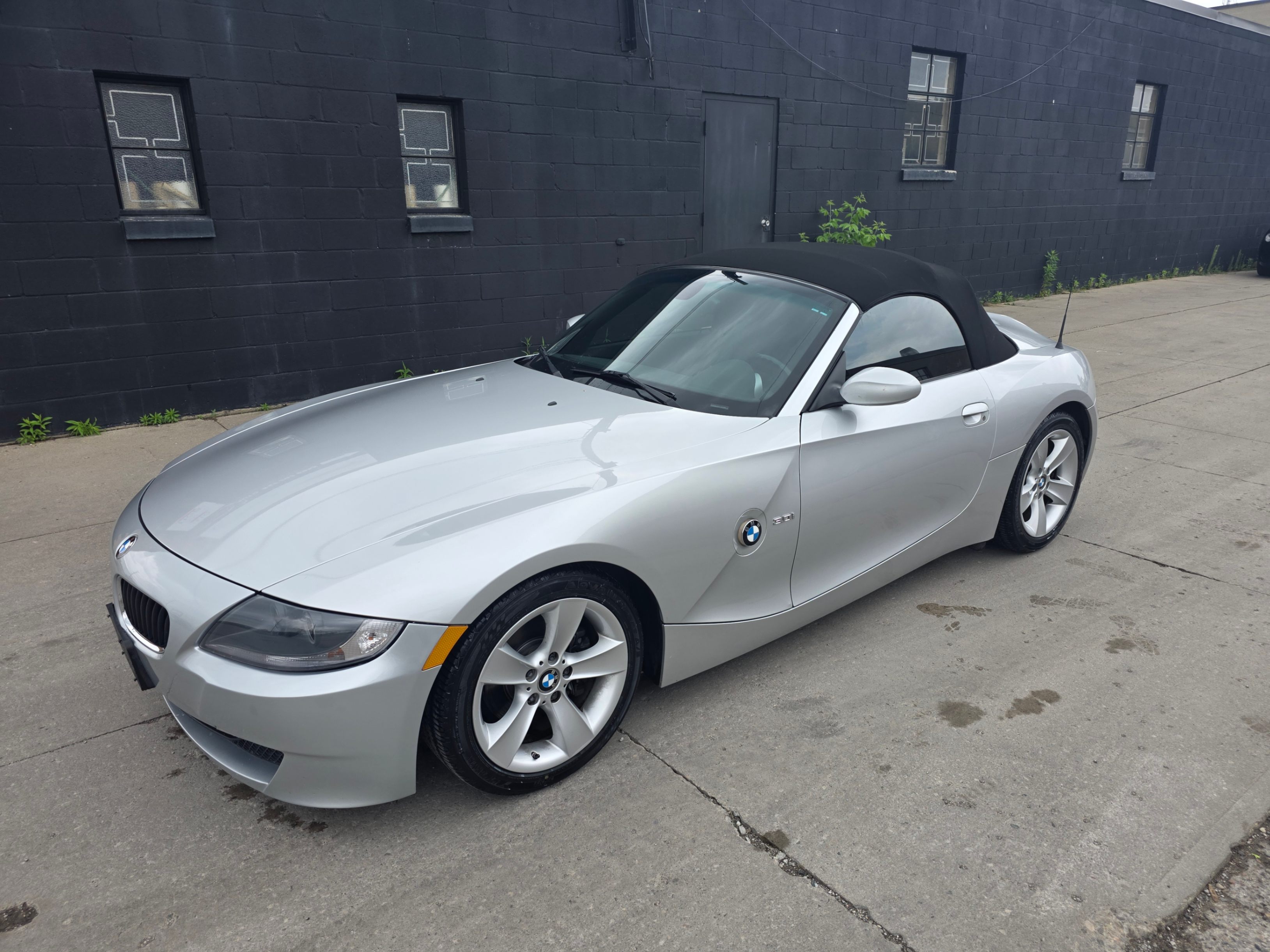 Metallic Silver 2007 BMW Z4 3.0i Roadster RWD Convertible Rear-Wheel Drive 6-Speed Manual