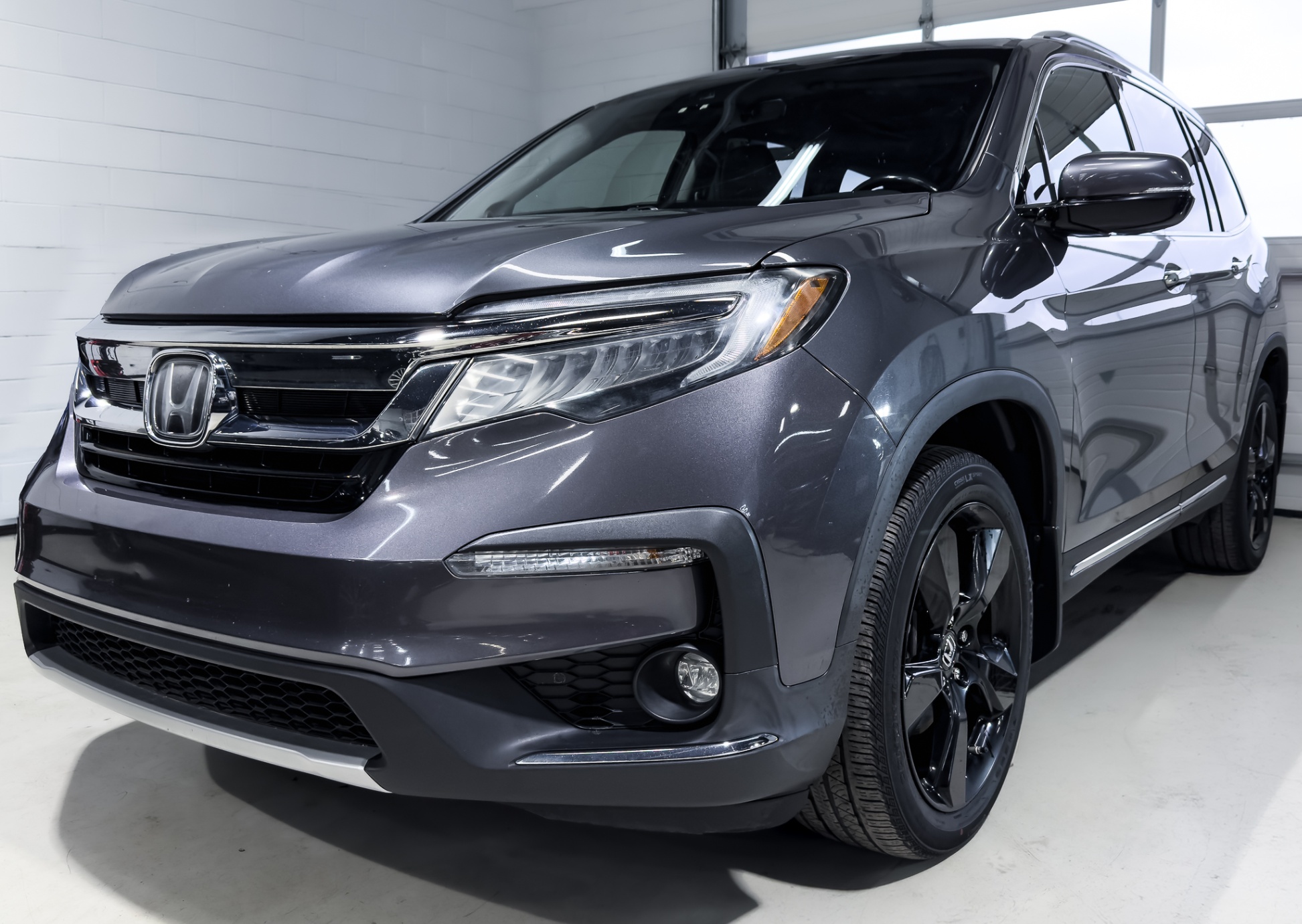 2019 Honda Pilot Touring AWD with Rear Captain's Chairs