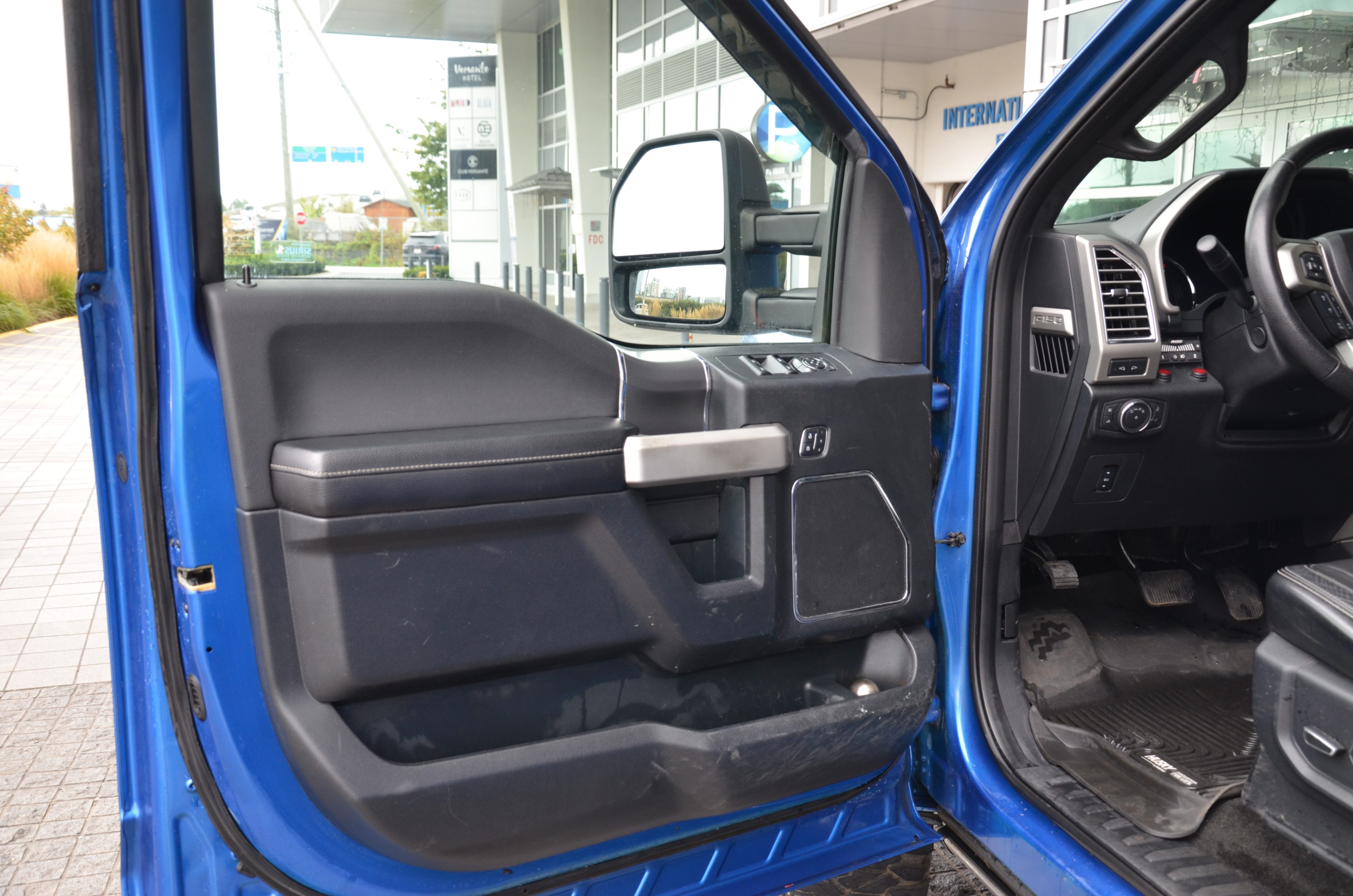 2015 Ford F-150 4WD SuperCrew 145" Lariat, 温哥华, 全款车